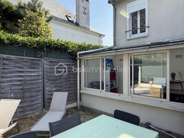 Un dossier complet est disponible sur simple demande avant toute visite : diagnostics techniques ( en cours de réalisation ), vidéo ( à venir ) et photos suplémentaires du logement ainsi que l’ensemble des documents relatifs au bien. Une transparence totale pour un projet d’achat sécurisé.

Située dans le quartier Olivier Heuzé, cette maison bénéficie d’un emplacement pratique, à proximité des commerces, des transports en commun et des différents services, accès facile au cœur de ville, à la gare et à la rocade.

Chaudière GAZ
Pas de travaux à prévoir 

Au rez-de-chaussée :

* Pièce de vie de près de 40 m²
* Véranda d’été de 17 m²
* Cuisine ouverte sur la pièce de vie
* WC indépendant
* Grand couloir avec rangements
* Accès à une cave d’environ 40 m²

À l’étage :

* 3 chambres : 16 m², 15 m² et près de 10 m²
* Grande salle de bains de 9 m² avec WC
* Palier desservant les différentes pièces et offrant des rangements

Les combles sont aménageables, avec la possibilité de créer idéalement deux pièces supplémentaires.

Une maison familiale offrant de beaux volumes, 3 chambres, une grande cave et un potentiel d’évolution intéressant grâce aux combles aménageables.

J’accompagne mes clients, dont plusieurs disposent déjà d’un financement fiable et assuré, dans leur recherche de biens au Mans et ses alentours. Je suis également à la recherche de nouveaux biens à vendre. Je rémunère mes apporteurs d’affaires et je travaille avec un réseau d’artisans ainsi qu’un courtier en financement afin de vous accompagner dans toutes les étapes de votre projet immobilier.