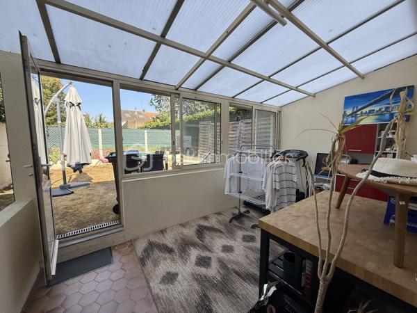 Un dossier complet est disponible sur simple demande avant toute visite : diagnostics techniques ( en cours de réalisation ), vidéo ( à venir ) et photos suplémentaires du logement ainsi que l’ensemble des documents relatifs au bien. Une transparence totale pour un projet d’achat sécurisé.

Située dans le quartier Olivier Heuzé, cette maison bénéficie d’un emplacement pratique, à proximité des commerces, des transports en commun et des différents services, accès facile au cœur de ville, à la gare et à la rocade.

Chaudière GAZ
Pas de travaux à prévoir 

Au rez-de-chaussée :

* Pièce de vie de près de 40 m²
* Véranda d’été de 17 m²
* Cuisine ouverte sur la pièce de vie
* WC indépendant
* Grand couloir avec rangements
* Accès à une cave d’environ 40 m²

À l’étage :

* 3 chambres : 16 m², 15 m² et près de 10 m²
* Grande salle de bains de 9 m² avec WC
* Palier desservant les différentes pièces et offrant des rangements

Les combles sont aménageables, avec la possibilité de créer idéalement deux pièces supplémentaires.

Une maison familiale offrant de beaux volumes, 3 chambres, une grande cave et un potentiel d’évolution intéressant grâce aux combles aménageables.

J’accompagne mes clients, dont plusieurs disposent déjà d’un financement fiable et assuré, dans leur recherche de biens au Mans et ses alentours. Je suis également à la recherche de nouveaux biens à vendre. Je rémunère mes apporteurs d’affaires et je travaille avec un réseau d’artisans ainsi qu’un courtier en financement afin de vous accompagner dans toutes les étapes de votre projet immobilier.