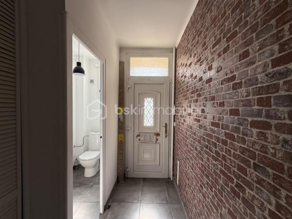Un dossier complet est disponible sur simple demande avant toute visite : diagnostics techniques ( en cours de réalisation ), vidéo ( à venir ) et photos suplémentaires du logement ainsi que l’ensemble des documents relatifs au bien. Une transparence totale pour un projet d’achat sécurisé.

Située dans le quartier Olivier Heuzé, cette maison bénéficie d’un emplacement pratique, à proximité des commerces, des transports en commun et des différents services, accès facile au cœur de ville, à la gare et à la rocade.

Chaudière GAZ
Pas de travaux à prévoir 

Au rez-de-chaussée :

* Pièce de vie de près de 40 m²
* Véranda d’été de 17 m²
* Cuisine ouverte sur la pièce de vie
* WC indépendant
* Grand couloir avec rangements
* Accès à une cave d’environ 40 m²

À l’étage :

* 3 chambres : 16 m², 15 m² et près de 10 m²
* Grande salle de bains de 9 m² avec WC
* Palier desservant les différentes pièces et offrant des rangements

Les combles sont aménageables, avec la possibilité de créer idéalement deux pièces supplémentaires.

Une maison familiale offrant de beaux volumes, 3 chambres, une grande cave et un potentiel d’évolution intéressant grâce aux combles aménageables.

J’accompagne mes clients, dont plusieurs disposent déjà d’un financement fiable et assuré, dans leur recherche de biens au Mans et ses alentours. Je suis également à la recherche de nouveaux biens à vendre. Je rémunère mes apporteurs d’affaires et je travaille avec un réseau d’artisans ainsi qu’un courtier en financement afin de vous accompagner dans toutes les étapes de votre projet immobilier.