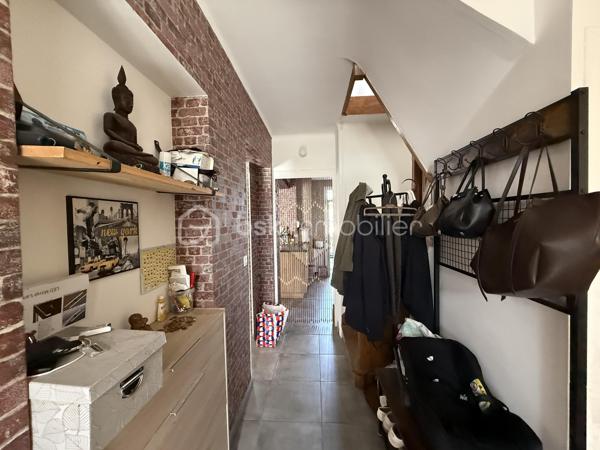 Un dossier complet est disponible sur simple demande avant toute visite : diagnostics techniques ( en cours de réalisation ), vidéo ( à venir ) et photos suplémentaires du logement ainsi que l’ensemble des documents relatifs au bien. Une transparence totale pour un projet d’achat sécurisé.

Située dans le quartier Olivier Heuzé, cette maison bénéficie d’un emplacement pratique, à proximité des commerces, des transports en commun et des différents services, accès facile au cœur de ville, à la gare et à la rocade.

Chaudière GAZ
Pas de travaux à prévoir 

Au rez-de-chaussée :

* Pièce de vie de près de 40 m²
* Véranda d’été de 17 m²
* Cuisine ouverte sur la pièce de vie
* WC indépendant
* Grand couloir avec rangements
* Accès à une cave d’environ 40 m²

À l’étage :

* 3 chambres : 16 m², 15 m² et près de 10 m²
* Grande salle de bains de 9 m² avec WC
* Palier desservant les différentes pièces et offrant des rangements

Les combles sont aménageables, avec la possibilité de créer idéalement deux pièces supplémentaires.

Une maison familiale offrant de beaux volumes, 3 chambres, une grande cave et un potentiel d’évolution intéressant grâce aux combles aménageables.

J’accompagne mes clients, dont plusieurs disposent déjà d’un financement fiable et assuré, dans leur recherche de biens au Mans et ses alentours. Je suis également à la recherche de nouveaux biens à vendre. Je rémunère mes apporteurs d’affaires et je travaille avec un réseau d’artisans ainsi qu’un courtier en financement afin de vous accompagner dans toutes les étapes de votre projet immobilier.