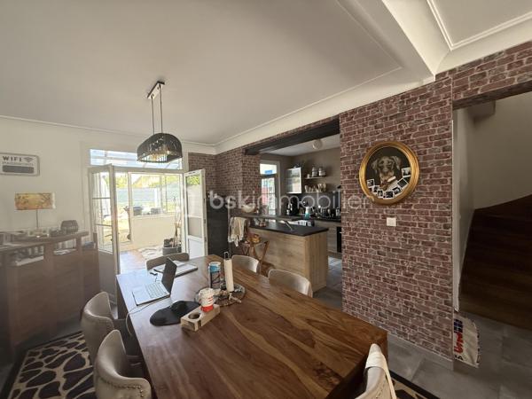 Un dossier complet est disponible sur simple demande avant toute visite : diagnostics techniques ( en cours de réalisation ), vidéo ( à venir ) et photos suplémentaires du logement ainsi que l’ensemble des documents relatifs au bien. Une transparence totale pour un projet d’achat sécurisé.

Située dans le quartier Olivier Heuzé, cette maison bénéficie d’un emplacement pratique, à proximité des commerces, des transports en commun et des différents services, accès facile au cœur de ville, à la gare et à la rocade.

Chaudière GAZ
Pas de travaux à prévoir 

Au rez-de-chaussée :

* Pièce de vie de près de 40 m²
* Véranda d’été de 17 m²
* Cuisine ouverte sur la pièce de vie
* WC indépendant
* Grand couloir avec rangements
* Accès à une cave d’environ 40 m²

À l’étage :

* 3 chambres : 16 m², 15 m² et près de 10 m²
* Grande salle de bains de 9 m² avec WC
* Palier desservant les différentes pièces et offrant des rangements

Les combles sont aménageables, avec la possibilité de créer idéalement deux pièces supplémentaires.

Une maison familiale offrant de beaux volumes, 3 chambres, une grande cave et un potentiel d’évolution intéressant grâce aux combles aménageables.

J’accompagne mes clients, dont plusieurs disposent déjà d’un financement fiable et assuré, dans leur recherche de biens au Mans et ses alentours. Je suis également à la recherche de nouveaux biens à vendre. Je rémunère mes apporteurs d’affaires et je travaille avec un réseau d’artisans ainsi qu’un courtier en financement afin de vous accompagner dans toutes les étapes de votre projet immobilier.