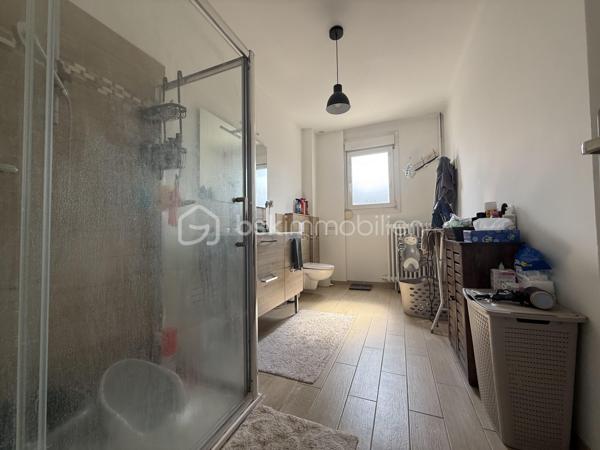 Un dossier complet est disponible sur simple demande avant toute visite : diagnostics techniques ( en cours de réalisation ), vidéo ( à venir ) et photos suplémentaires du logement ainsi que l’ensemble des documents relatifs au bien. Une transparence totale pour un projet d’achat sécurisé.

Située dans le quartier Olivier Heuzé, cette maison bénéficie d’un emplacement pratique, à proximité des commerces, des transports en commun et des différents services, accès facile au cœur de ville, à la gare et à la rocade.

Chaudière GAZ
Pas de travaux à prévoir 

Au rez-de-chaussée :

* Pièce de vie de près de 40 m²
* Véranda d’été de 17 m²
* Cuisine ouverte sur la pièce de vie
* WC indépendant
* Grand couloir avec rangements
* Accès à une cave d’environ 40 m²

À l’étage :

* 3 chambres : 16 m², 15 m² et près de 10 m²
* Grande salle de bains de 9 m² avec WC
* Palier desservant les différentes pièces et offrant des rangements

Les combles sont aménageables, avec la possibilité de créer idéalement deux pièces supplémentaires.

Une maison familiale offrant de beaux volumes, 3 chambres, une grande cave et un potentiel d’évolution intéressant grâce aux combles aménageables.

J’accompagne mes clients, dont plusieurs disposent déjà d’un financement fiable et assuré, dans leur recherche de biens au Mans et ses alentours. Je suis également à la recherche de nouveaux biens à vendre. Je rémunère mes apporteurs d’affaires et je travaille avec un réseau d’artisans ainsi qu’un courtier en financement afin de vous accompagner dans toutes les étapes de votre projet immobilier.