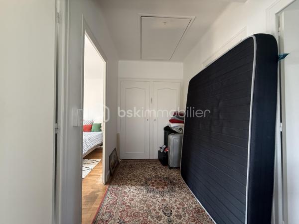 Un dossier complet est disponible sur simple demande avant toute visite : diagnostics techniques ( en cours de réalisation ), vidéo ( à venir ) et photos suplémentaires du logement ainsi que l’ensemble des documents relatifs au bien. Une transparence totale pour un projet d’achat sécurisé.

Située dans le quartier Olivier Heuzé, cette maison bénéficie d’un emplacement pratique, à proximité des commerces, des transports en commun et des différents services, accès facile au cœur de ville, à la gare et à la rocade.

Chaudière GAZ
Pas de travaux à prévoir 

Au rez-de-chaussée :

* Pièce de vie de près de 40 m²
* Véranda d’été de 17 m²
* Cuisine ouverte sur la pièce de vie
* WC indépendant
* Grand couloir avec rangements
* Accès à une cave d’environ 40 m²

À l’étage :

* 3 chambres : 16 m², 15 m² et près de 10 m²
* Grande salle de bains de 9 m² avec WC
* Palier desservant les différentes pièces et offrant des rangements

Les combles sont aménageables, avec la possibilité de créer idéalement deux pièces supplémentaires.

Une maison familiale offrant de beaux volumes, 3 chambres, une grande cave et un potentiel d’évolution intéressant grâce aux combles aménageables.

J’accompagne mes clients, dont plusieurs disposent déjà d’un financement fiable et assuré, dans leur recherche de biens au Mans et ses alentours. Je suis également à la recherche de nouveaux biens à vendre. Je rémunère mes apporteurs d’affaires et je travaille avec un réseau d’artisans ainsi qu’un courtier en financement afin de vous accompagner dans toutes les étapes de votre projet immobilier.