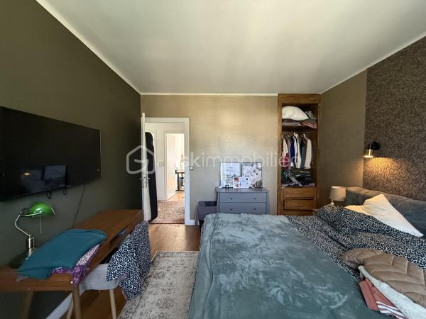 Un dossier complet est disponible sur simple demande avant toute visite : diagnostics techniques ( en cours de réalisation ), vidéo ( à venir ) et photos suplémentaires du logement ainsi que l’ensemble des documents relatifs au bien. Une transparence totale pour un projet d’achat sécurisé.

Située dans le quartier Olivier Heuzé, cette maison bénéficie d’un emplacement pratique, à proximité des commerces, des transports en commun et des différents services, accès facile au cœur de ville, à la gare et à la rocade.

Chaudière GAZ
Pas de travaux à prévoir 

Au rez-de-chaussée :

* Pièce de vie de près de 40 m²
* Véranda d’été de 17 m²
* Cuisine ouverte sur la pièce de vie
* WC indépendant
* Grand couloir avec rangements
* Accès à une cave d’environ 40 m²

À l’étage :

* 3 chambres : 16 m², 15 m² et près de 10 m²
* Grande salle de bains de 9 m² avec WC
* Palier desservant les différentes pièces et offrant des rangements

Les combles sont aménageables, avec la possibilité de créer idéalement deux pièces supplémentaires.

Une maison familiale offrant de beaux volumes, 3 chambres, une grande cave et un potentiel d’évolution intéressant grâce aux combles aménageables.

J’accompagne mes clients, dont plusieurs disposent déjà d’un financement fiable et assuré, dans leur recherche de biens au Mans et ses alentours. Je suis également à la recherche de nouveaux biens à vendre. Je rémunère mes apporteurs d’affaires et je travaille avec un réseau d’artisans ainsi qu’un courtier en financement afin de vous accompagner dans toutes les étapes de votre projet immobilier.