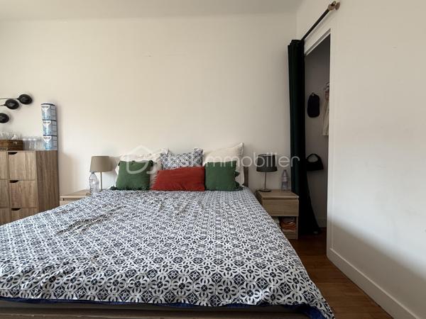 Un dossier complet est disponible sur simple demande avant toute visite : diagnostics techniques ( en cours de réalisation ), vidéo ( à venir ) et photos suplémentaires du logement ainsi que l’ensemble des documents relatifs au bien. Une transparence totale pour un projet d’achat sécurisé.

Située dans le quartier Olivier Heuzé, cette maison bénéficie d’un emplacement pratique, à proximité des commerces, des transports en commun et des différents services, accès facile au cœur de ville, à la gare et à la rocade.

Chaudière GAZ
Pas de travaux à prévoir 

Au rez-de-chaussée :

* Pièce de vie de près de 40 m²
* Véranda d’été de 17 m²
* Cuisine ouverte sur la pièce de vie
* WC indépendant
* Grand couloir avec rangements
* Accès à une cave d’environ 40 m²

À l’étage :

* 3 chambres : 16 m², 15 m² et près de 10 m²
* Grande salle de bains de 9 m² avec WC
* Palier desservant les différentes pièces et offrant des rangements

Les combles sont aménageables, avec la possibilité de créer idéalement deux pièces supplémentaires.

Une maison familiale offrant de beaux volumes, 3 chambres, une grande cave et un potentiel d’évolution intéressant grâce aux combles aménageables.

J’accompagne mes clients, dont plusieurs disposent déjà d’un financement fiable et assuré, dans leur recherche de biens au Mans et ses alentours. Je suis également à la recherche de nouveaux biens à vendre. Je rémunère mes apporteurs d’affaires et je travaille avec un réseau d’artisans ainsi qu’un courtier en financement afin de vous accompagner dans toutes les étapes de votre projet immobilier.