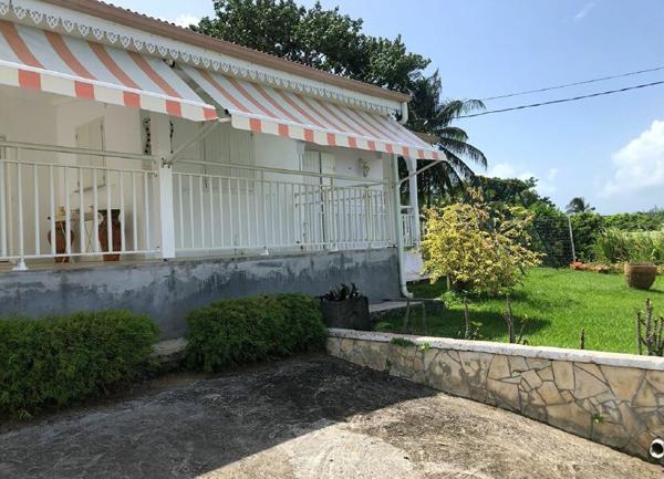 Maison à louer    3 pièces • 782 m2 Sainte-Rose