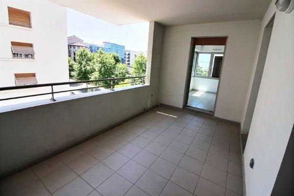 PROX.HOPITAL EUROPEEN. Dans immeuble avec ascenseur, appartement type 2 avec terrasse.