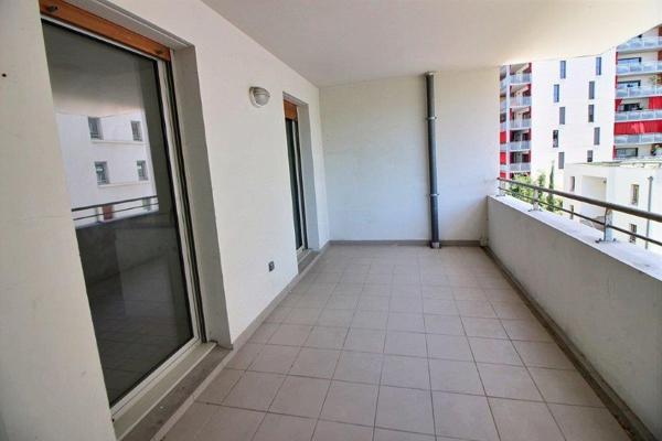 PROX.HOPITAL EUROPEEN. Dans immeuble avec ascenseur, appartement type 2 avec terrasse.