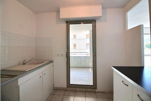PROX.HOPITAL EUROPEEN. Dans immeuble avec ascenseur, appartement type 2 avec terrasse.