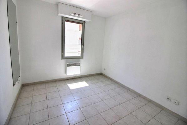 PROX.HOPITAL EUROPEEN. Dans immeuble avec ascenseur, appartement type 2 avec terrasse.