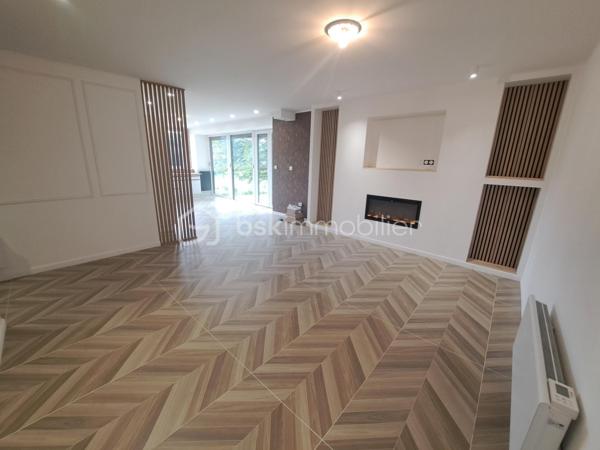 À seulement quelques minutes de la frontière suisse, des commodités et des pistes de ski, découvrez ce magnifique loft de 88 m² entièrement réhabilité, livré au 1er trimestre 2026.
Situé au rez-de-chaussée surélevé d’une charmante petite copropriété de seulement 2 propriétaires, ce bien rare bénéficie d’une superbe vue dégagée sur les montagnes et la forêt jurassienne.
Pensé pour offrir confort, modernité et fonctionnalité, ce loft séduira aussi bien les jeunes travailleurs frontaliers que les amateurs de résidence secondaire au cœur du Jura.
Vous y découvrirez :
• Une entrée accueillante avec dressing intégré
• Un espace de rangement pratique pour skis, pneus, équipements ou électroménager
• Deux belles chambres avec dressings, dont une suite avec salle d’eau privative
• Une vaste pièce de vie lumineuse ouverte sur une cuisine équipée et aménagée
• Une grande baie vitrée donnant accès à une agréable terrasse et au jardin de la copropriété
• Une salle de bain moderne
• WC séparés
Les prestations complètent parfaitement ce bien :
Bonne isolation,  Double vitrage, Tout-à-l’égout
Petite copropriété calme et intimiste
places de stationnement devant la copropriété
Un bien rare sur le secteur, alliant charme contemporain, environnement privilégié et proximité avec la Suisse.
Coup de cœur assuré — À visiter sans tarder !