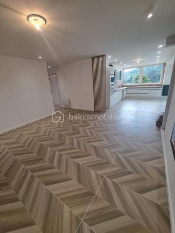À seulement quelques minutes de la frontière suisse, des commodités et des pistes de ski, découvrez ce magnifique loft de 88 m² entièrement réhabilité, livré au 1er trimestre 2026.
Situé au rez-de-chaussée surélevé d’une charmante petite copropriété de seulement 2 propriétaires, ce bien rare bénéficie d’une superbe vue dégagée sur les montagnes et la forêt jurassienne.
Pensé pour offrir confort, modernité et fonctionnalité, ce loft séduira aussi bien les jeunes travailleurs frontaliers que les amateurs de résidence secondaire au cœur du Jura.
Vous y découvrirez :
• Une entrée accueillante avec dressing intégré
• Un espace de rangement pratique pour skis, pneus, équipements ou électroménager
• Deux belles chambres avec dressings, dont une suite avec salle d’eau privative
• Une vaste pièce de vie lumineuse ouverte sur une cuisine équipée et aménagée
• Une grande baie vitrée donnant accès à une agréable terrasse et au jardin de la copropriété
• Une salle de bain moderne
• WC séparés
Les prestations complètent parfaitement ce bien :
Bonne isolation,  Double vitrage, Tout-à-l’égout
Petite copropriété calme et intimiste
places de stationnement devant la copropriété
Un bien rare sur le secteur, alliant charme contemporain, environnement privilégié et proximité avec la Suisse.
Coup de cœur assuré — À visiter sans tarder !