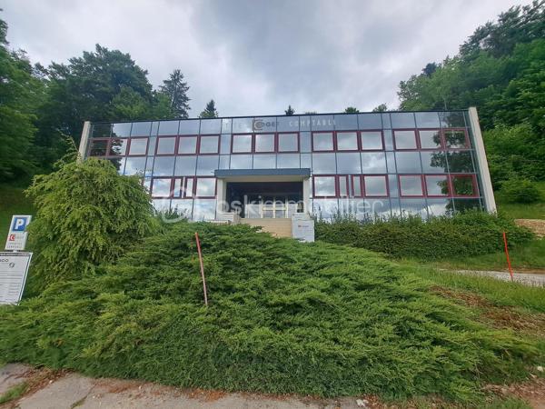 À seulement quelques minutes de la frontière suisse, des commodités et des pistes de ski, découvrez ce magnifique loft de 88 m² entièrement réhabilité, livré au 1er trimestre 2026.
Situé au rez-de-chaussée surélevé d’une charmante petite copropriété de seulement 2 propriétaires, ce bien rare bénéficie d’une superbe vue dégagée sur les montagnes et la forêt jurassienne.
Pensé pour offrir confort, modernité et fonctionnalité, ce loft séduira aussi bien les jeunes travailleurs frontaliers que les amateurs de résidence secondaire au cœur du Jura.
Vous y découvrirez :
• Une entrée accueillante avec dressing intégré
• Un espace de rangement pratique pour skis, pneus, équipements ou électroménager
• Deux belles chambres avec dressings, dont une suite avec salle d’eau privative
• Une vaste pièce de vie lumineuse ouverte sur une cuisine équipée et aménagée
• Une grande baie vitrée donnant accès à une agréable terrasse et au jardin de la copropriété
• Une salle de bain moderne
• WC séparés
Les prestations complètent parfaitement ce bien :
Bonne isolation,  Double vitrage, Tout-à-l’égout
Petite copropriété calme et intimiste
places de stationnement devant la copropriété
Un bien rare sur le secteur, alliant charme contemporain, environnement privilégié et proximité avec la Suisse.
Coup de cœur assuré — À visiter sans tarder !