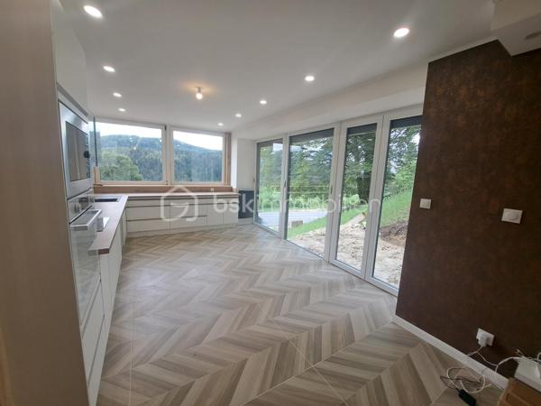 À seulement quelques minutes de la frontière suisse, des commodités et des pistes de ski, découvrez ce magnifique loft de 88 m² entièrement réhabilité, livré au 1er trimestre 2026.
Situé au rez-de-chaussée surélevé d’une charmante petite copropriété de seulement 2 propriétaires, ce bien rare bénéficie d’une superbe vue dégagée sur les montagnes et la forêt jurassienne.
Pensé pour offrir confort, modernité et fonctionnalité, ce loft séduira aussi bien les jeunes travailleurs frontaliers que les amateurs de résidence secondaire au cœur du Jura.
Vous y découvrirez :
• Une entrée accueillante avec dressing intégré
• Un espace de rangement pratique pour skis, pneus, équipements ou électroménager
• Deux belles chambres avec dressings, dont une suite avec salle d’eau privative
• Une vaste pièce de vie lumineuse ouverte sur une cuisine équipée et aménagée
• Une grande baie vitrée donnant accès à une agréable terrasse et au jardin de la copropriété
• Une salle de bain moderne
• WC séparés
Les prestations complètent parfaitement ce bien :
Bonne isolation,  Double vitrage, Tout-à-l’égout
Petite copropriété calme et intimiste
places de stationnement devant la copropriété
Un bien rare sur le secteur, alliant charme contemporain, environnement privilégié et proximité avec la Suisse.
Coup de cœur assuré — À visiter sans tarder !