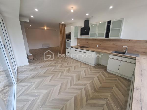 À seulement quelques minutes de la frontière suisse, des commodités et des pistes de ski, découvrez ce magnifique loft de 88 m² entièrement réhabilité, livré au 1er trimestre 2026.
Situé au rez-de-chaussée surélevé d’une charmante petite copropriété de seulement 2 propriétaires, ce bien rare bénéficie d’une superbe vue dégagée sur les montagnes et la forêt jurassienne.
Pensé pour offrir confort, modernité et fonctionnalité, ce loft séduira aussi bien les jeunes travailleurs frontaliers que les amateurs de résidence secondaire au cœur du Jura.
Vous y découvrirez :
• Une entrée accueillante avec dressing intégré
• Un espace de rangement pratique pour skis, pneus, équipements ou électroménager
• Deux belles chambres avec dressings, dont une suite avec salle d’eau privative
• Une vaste pièce de vie lumineuse ouverte sur une cuisine équipée et aménagée
• Une grande baie vitrée donnant accès à une agréable terrasse et au jardin de la copropriété
• Une salle de bain moderne
• WC séparés
Les prestations complètent parfaitement ce bien :
Bonne isolation,  Double vitrage, Tout-à-l’égout
Petite copropriété calme et intimiste
places de stationnement devant la copropriété
Un bien rare sur le secteur, alliant charme contemporain, environnement privilégié et proximité avec la Suisse.
Coup de cœur assuré — À visiter sans tarder !
