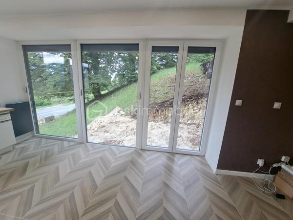 À seulement quelques minutes de la frontière suisse, des commodités et des pistes de ski, découvrez ce magnifique loft de 88 m² entièrement réhabilité, livré au 1er trimestre 2026.
Situé au rez-de-chaussée surélevé d’une charmante petite copropriété de seulement 2 propriétaires, ce bien rare bénéficie d’une superbe vue dégagée sur les montagnes et la forêt jurassienne.
Pensé pour offrir confort, modernité et fonctionnalité, ce loft séduira aussi bien les jeunes travailleurs frontaliers que les amateurs de résidence secondaire au cœur du Jura.
Vous y découvrirez :
• Une entrée accueillante avec dressing intégré
• Un espace de rangement pratique pour skis, pneus, équipements ou électroménager
• Deux belles chambres avec dressings, dont une suite avec salle d’eau privative
• Une vaste pièce de vie lumineuse ouverte sur une cuisine équipée et aménagée
• Une grande baie vitrée donnant accès à une agréable terrasse et au jardin de la copropriété
• Une salle de bain moderne
• WC séparés
Les prestations complètent parfaitement ce bien :
Bonne isolation,  Double vitrage, Tout-à-l’égout
Petite copropriété calme et intimiste
places de stationnement devant la copropriété
Un bien rare sur le secteur, alliant charme contemporain, environnement privilégié et proximité avec la Suisse.
Coup de cœur assuré — À visiter sans tarder !