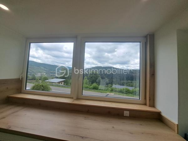 À seulement quelques minutes de la frontière suisse, des commodités et des pistes de ski, découvrez ce magnifique loft de 88 m² entièrement réhabilité, livré au 1er trimestre 2026.
Situé au rez-de-chaussée surélevé d’une charmante petite copropriété de seulement 2 propriétaires, ce bien rare bénéficie d’une superbe vue dégagée sur les montagnes et la forêt jurassienne.
Pensé pour offrir confort, modernité et fonctionnalité, ce loft séduira aussi bien les jeunes travailleurs frontaliers que les amateurs de résidence secondaire au cœur du Jura.
Vous y découvrirez :
• Une entrée accueillante avec dressing intégré
• Un espace de rangement pratique pour skis, pneus, équipements ou électroménager
• Deux belles chambres avec dressings, dont une suite avec salle d’eau privative
• Une vaste pièce de vie lumineuse ouverte sur une cuisine équipée et aménagée
• Une grande baie vitrée donnant accès à une agréable terrasse et au jardin de la copropriété
• Une salle de bain moderne
• WC séparés
Les prestations complètent parfaitement ce bien :
Bonne isolation,  Double vitrage, Tout-à-l’égout
Petite copropriété calme et intimiste
places de stationnement devant la copropriété
Un bien rare sur le secteur, alliant charme contemporain, environnement privilégié et proximité avec la Suisse.
Coup de cœur assuré — À visiter sans tarder !