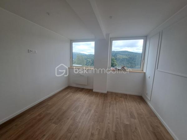 À seulement quelques minutes de la frontière suisse, des commodités et des pistes de ski, découvrez ce magnifique loft de 88 m² entièrement réhabilité, livré au 1er trimestre 2026.
Situé au rez-de-chaussée surélevé d’une charmante petite copropriété de seulement 2 propriétaires, ce bien rare bénéficie d’une superbe vue dégagée sur les montagnes et la forêt jurassienne.
Pensé pour offrir confort, modernité et fonctionnalité, ce loft séduira aussi bien les jeunes travailleurs frontaliers que les amateurs de résidence secondaire au cœur du Jura.
Vous y découvrirez :
• Une entrée accueillante avec dressing intégré
• Un espace de rangement pratique pour skis, pneus, équipements ou électroménager
• Deux belles chambres avec dressings, dont une suite avec salle d’eau privative
• Une vaste pièce de vie lumineuse ouverte sur une cuisine équipée et aménagée
• Une grande baie vitrée donnant accès à une agréable terrasse et au jardin de la copropriété
• Une salle de bain moderne
• WC séparés
Les prestations complètent parfaitement ce bien :
Bonne isolation,  Double vitrage, Tout-à-l’égout
Petite copropriété calme et intimiste
places de stationnement devant la copropriété
Un bien rare sur le secteur, alliant charme contemporain, environnement privilégié et proximité avec la Suisse.
Coup de cœur assuré — À visiter sans tarder !