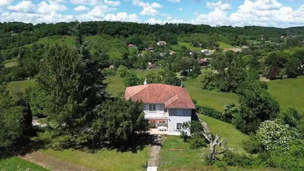 Dans un écrin de verdure sur les hauteurs de Bon-Encontre.