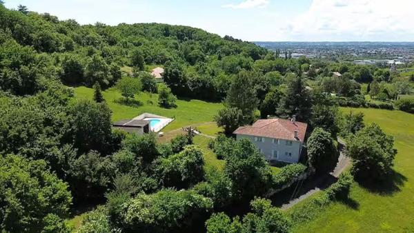 Dans un écrin de verdure sur les hauteurs de Bon-Encontre.