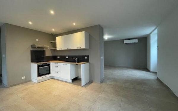 Maison à louer    4 pièces •  Sainte-Colombe-en-Bruilhois