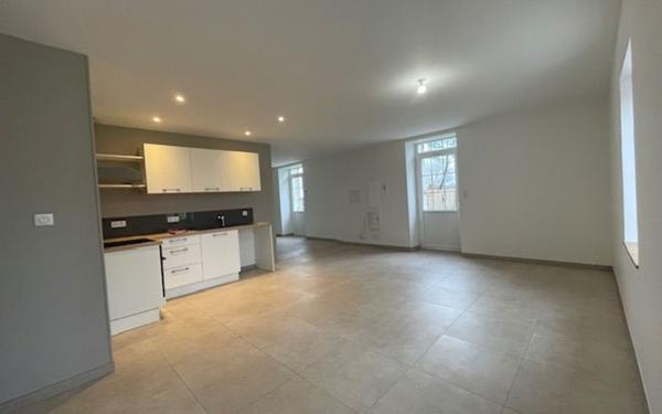 Maison à louer    4 pièces •  Sainte-Colombe-en-Bruilhois