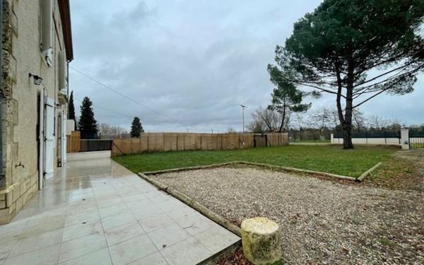 Maison à louer    4 pièces •  Sainte-Colombe-en-Bruilhois