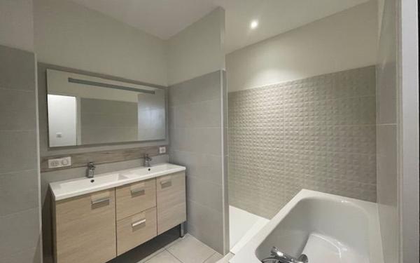 Maison à louer    4 pièces •  Sainte-Colombe-en-Bruilhois