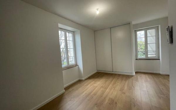 Maison à louer    4 pièces •  Sainte-Colombe-en-Bruilhois