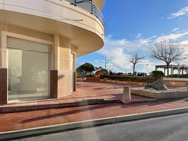 Local commercial sur l'esplanade de la mer