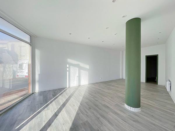 Local commercial sur l'esplanade de la mer