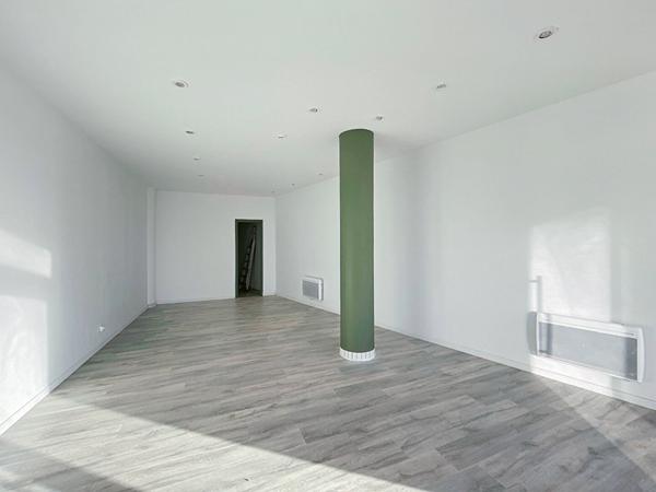 Local commercial sur l'esplanade de la mer