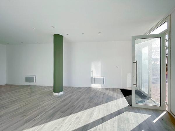 Local commercial sur l'esplanade de la mer