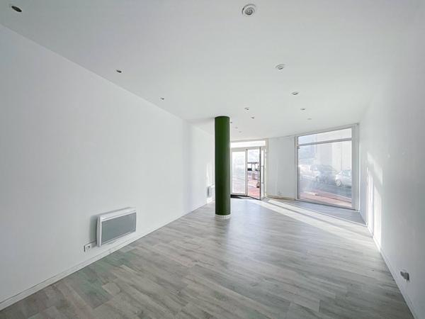 Local commercial sur l'esplanade de la mer