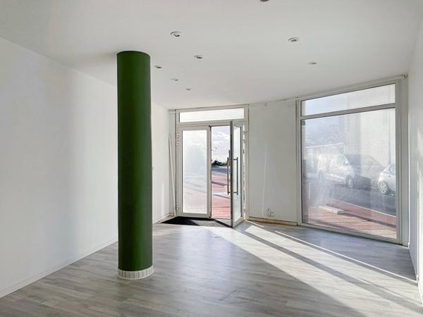 Local commercial sur l'esplanade de la mer