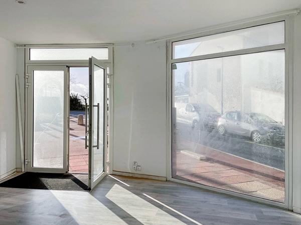 Local commercial sur l'esplanade de la mer