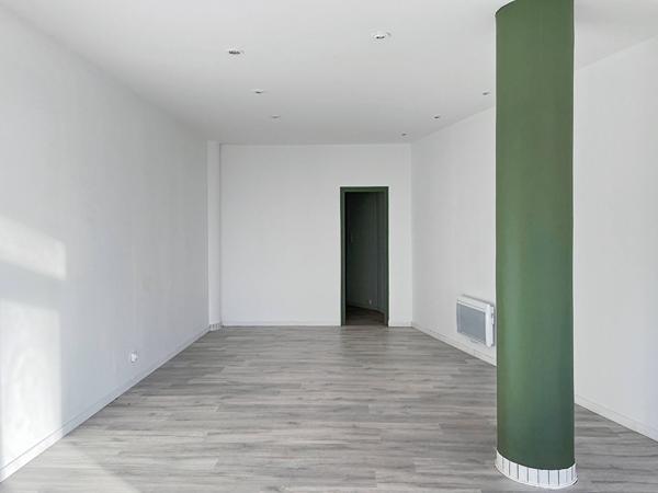 Local commercial sur l'esplanade de la mer