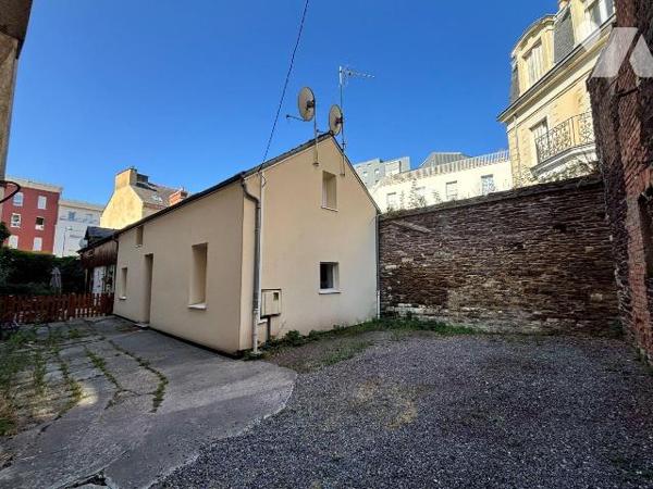 RENNES ARSENAL REDON - IMMEUBLE AVEC PARKINGS
En fond de cour, découvrez ce petit collectif co...
