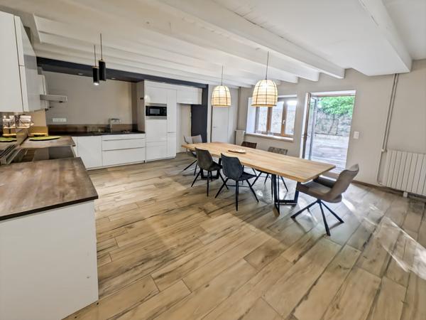 Maison de ferme rénovée avec piscine et dépendances