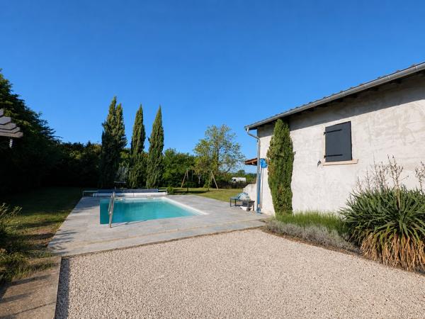 Maison de ferme rénovée avec piscine et dépendances