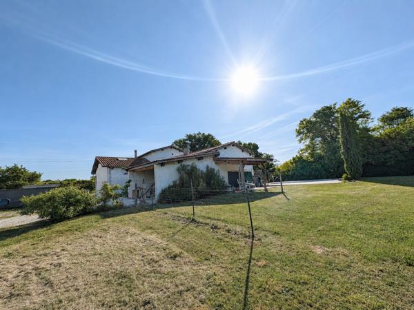 Maison de ferme rénovée avec piscine et dépendances