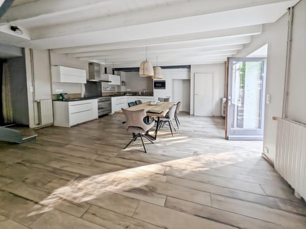 Maison de ferme rénovée avec piscine et dépendances
