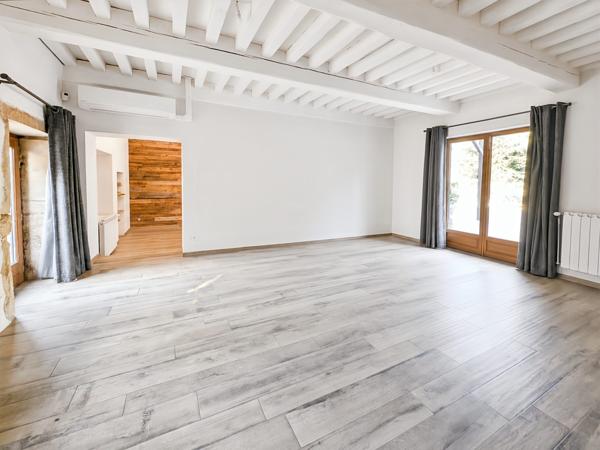 Maison de ferme rénovée avec piscine et dépendances