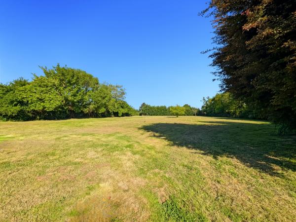 Maison de ferme rénovée avec piscine et dépendances