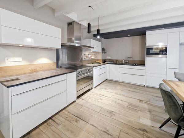 Maison de ferme rénovée avec piscine et dépendances