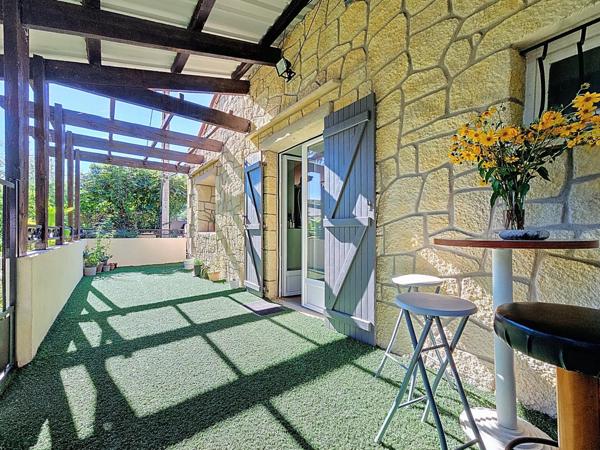 À vendre – Propriété de charme avec piscine, vue dégagée et terrain – Graissessac (34260) Maison 10 pièces – 230 m² habitables – Terrain de 3 000 m² env. – Revenus locatifs saisonniers : 30 000 €/an