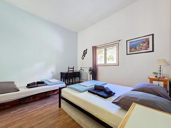 À vendre – Propriété de charme avec piscine, vue dégagée et terrain – Graissessac (34260) Maison 10 pièces – 230 m² habitables – Terrain de 3 000 m² env. – Revenus locatifs saisonniers : 30 000 €/an