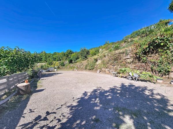 À vendre – Propriété de charme avec piscine, vue dégagée et terrain – Graissessac (34260) Maison 10 pièces – 230 m² habitables – Terrain de 3 000 m² env. – Revenus locatifs saisonniers : 30 000 €/an