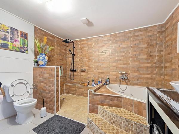 À vendre – Propriété de charme avec piscine, vue dégagée et terrain – Graissessac (34260) Maison 10 pièces – 230 m² habitables – Terrain de 3 000 m² env. – Revenus locatifs saisonniers : 30 000 €/an