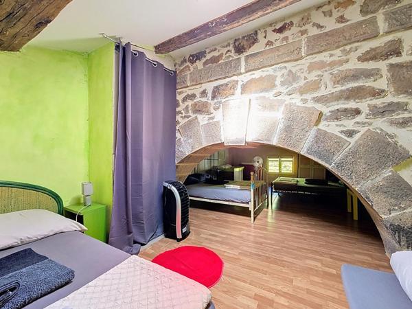 À vendre – Propriété de charme avec piscine, vue dégagée et terrain – Graissessac (34260) Maison 10 pièces – 230 m² habitables – Terrain de 3 000 m² env. – Revenus locatifs saisonniers : 30 000 €/an